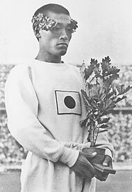 *左：孫基禎、1936年ベルリン夏季オリンピック *右：東亜日報1936年8月25日付夕刊2面の紙面画像