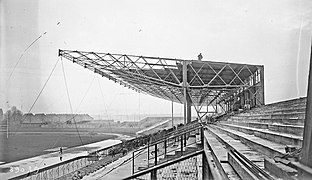 Travaux sur l'une des tribunes du stade de Colombes le 3 janvier 1924.