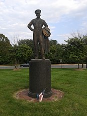 Статуя генерала Эйзенхауэра на кольцевой развязке Эйзенхауэр-авеню, Александрия, Вирджиния 02.jpg