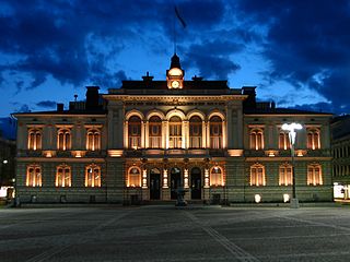 Byggnaden i kvällsljuset.