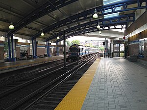 出城方向藍線列車駛入車站（2014）