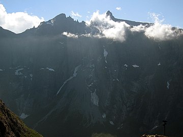 Trolltindan med Trollveggen sett fra øst