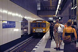 Versierde trein ter gelegenheid van de opening op 8 augustus 2009 in station Hauptbahnhof