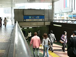東京メトロ・JR側の出入口（2005年4月6日）
