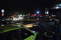 Une rue de Douala la nuit.