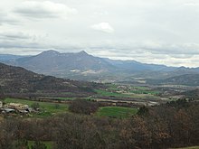 Vallée des Duyes, torrent qui traverse la commune de Mirabeau. Elle est verdoyante au mois d'avril. Au fond, le sommet du Cousson, qui est un point de repère autour de Digne