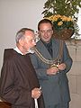 Bürgermeister Klaus Ehling und Pater Sigbert nach der Verleihung der Stadtplakette Bocholt am 26. September 2001. Foto: Bruno Wansing, Stadt Bocholt.