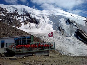 Hohsaashütte mit Blick zur Weismies