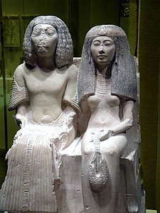 Статуя главного царского писца Юни (англ.) из Асьюта и его жены Рененутет, 1290–1270 до н. э. ранняя династия 19.