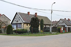 Dům čp. 71 (vlevo), na nějž plynule navazuje čp. 70 (vpravo)