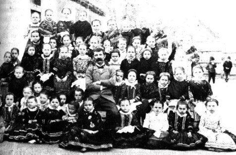 Михайло Лїкар зоз школярами 1904. року