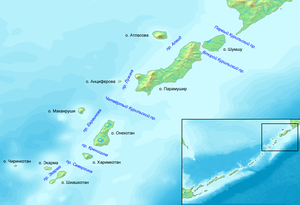 Karte der nördlichen Kurilen mit russ. Bezeichnungen. Die Luschin-Straße liegt in der Bildmitte mit Nord-Süd-Orientierung zw. der östlich gelegenen größten Insel der Nordgruppe – Paramuschir – und der sehr kleinen Anziferow-Insel.