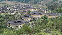 Blick auf die Tulou-Gruppe von Chuxi, Großgemeinde Xiayang