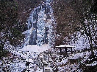 Der eingefrorene Shirai-Wasserfall