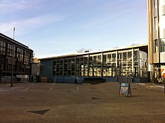 Tränenpalast in januari 2011, ingeklemd tussen station en hoogbouw. Binnen zijn bouwsteigers van renovatiewerkzaamheden zichtbaar.