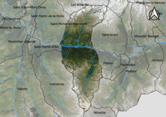 Carte en couleurs représentant le contour de la commune sur une carte aérienne montrant le relief, les forêts et les cours d'eau d'Orelle, largement majoritaire par rapport à ses infrastructures anthropiques, avec des couleurs verte et bleue majoritaires.