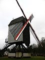 De molen met de open voet goed zichtbaar