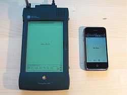 Apple Newton MessagePad 2100, Newton OS-t futtató modell 1997-ből, és egy 2007-es eredeti iOS-t futtató iPhone