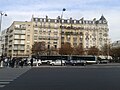 Côté des numéros impairs, donnant à gauche sur la place de la Nation et à droite sur le début du boulevard de Charonne.