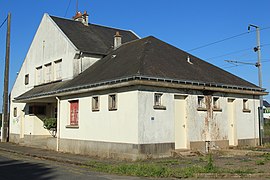 L'ancien bâtiment voyageurs vu côté rue en 2018.