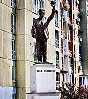 Памятник Биллу Клинтону.jpg