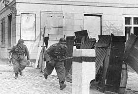 Bundesarchiv Bild 183-H26409, Pommern, Wollin, Infanterie bei Straßenkämpfen.jpg