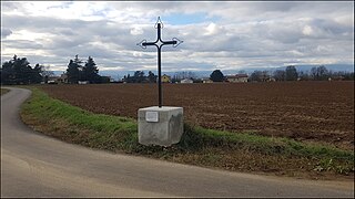 Vue sur la croix de la Chenevarie dans la campagne de Saint-Sorlin.