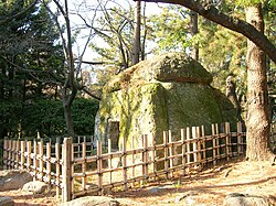 名古屋城の庭園に展示されている石室