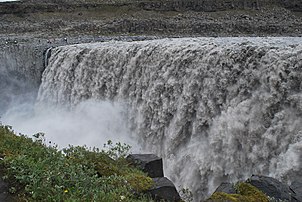 La chute d'eau Dettifoss sur le cours du Jökulsá á Fjöllum dans le nord de l'Islande. (définition réelle 3 872 × 2 592)