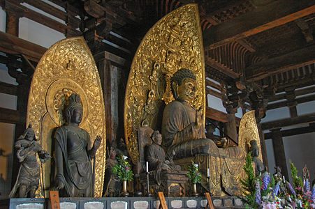 Groupe de statues représentant le Bouddha de Médecine Bhaishajyaguru, Yakushi en japonais, objet d'un culte important au Japon depuis le VIIe siècle. Il est entouré des boddhisattvas Sūryaprabha (Lumière du Soleil), Nikkō Bosatsu en japonais, et Candraprabha (Lumière de la Lune), Gakkō Bosatsu, et des Douze Généraux célestes. Salle dorée, aile Est.