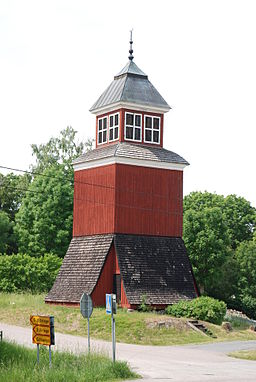 Edebo kyrkas klockstapel i juni 2011