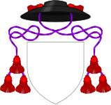 Sombrero de marta con cordones purpúreos y tres borlas de gules por lado, usado por los decanos anglicanos en lugar de un casco.