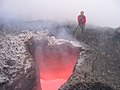 Tunnel di lava attivo sull'Etna (Sicilia, Italia).