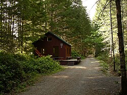 Galloping Goose Trail - отреставрированная железнодорожная станция возле Sooke Potholes.jpg