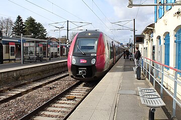 Z 50000 assurant un service CITU de la ligne Transilien P arrivant au quai de la voie C.