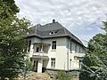 Villa mit Einfriedung und Garten