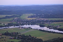 Vy mot tätorten Enbacka och Mora vid Dalälven.