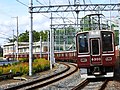 豊津駅 - 関大前駅間の急カーブを走行する8300系