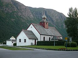 View of the church in Hen