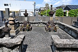 山内盛豊（向かって右）,十郎父子の墓