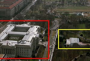 Изображение, показывающее взаимное расположение восточного крыла Белого дома (желтое) и здания казначейства (красное) .jpg