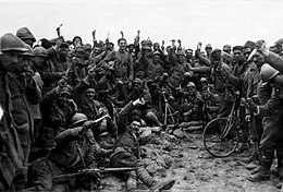 1918 group photo of Arditi corps showing daggers and black uniforms