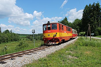 Vlak JHMD v čele s motorovou lokomotivou 705.9 (T 47) přijíždí do stanice Senotín od Jindřichova Hradce.