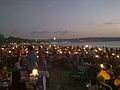 Suasana makan malam di restoran seafood Pantai Jimbaran