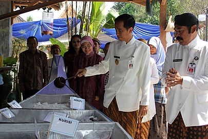 Wali Kota Surakarta Joko Widodo sedang blusukan ke sebuah pasar.