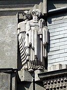 Une statue représentant deux personnages en pied, l'un masculin portant la barbe et l'autre vraisemblablement féminin, tous deux le regard vers la gauche, d'apparence anguleuse et très géométrique.