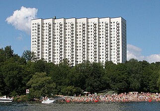 Erlanderhuset augusti 2004 med Smedsuddsbadet framför.