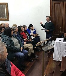 Manuel Rivero Pérez nunha conferencia sobre Aurora Sampedro no Canteiro, escola onde comezou a frmarse Aurora.