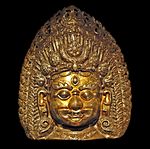 シヴァは数多くの様相を併せ持つ[224]。左：　バイラヴァ（英語版）、シヴァの恐ろしい側面を象徴的に表現する。17世紀から18世紀、ネパール。右：　瞑想に耽るヨーギーとしてのシヴァ。リシケーシュ。