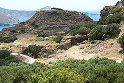 Meloksen arkeologista aluetta, taustalla akropolis eli nykyinen Profítis Ilíaksen kukkula.